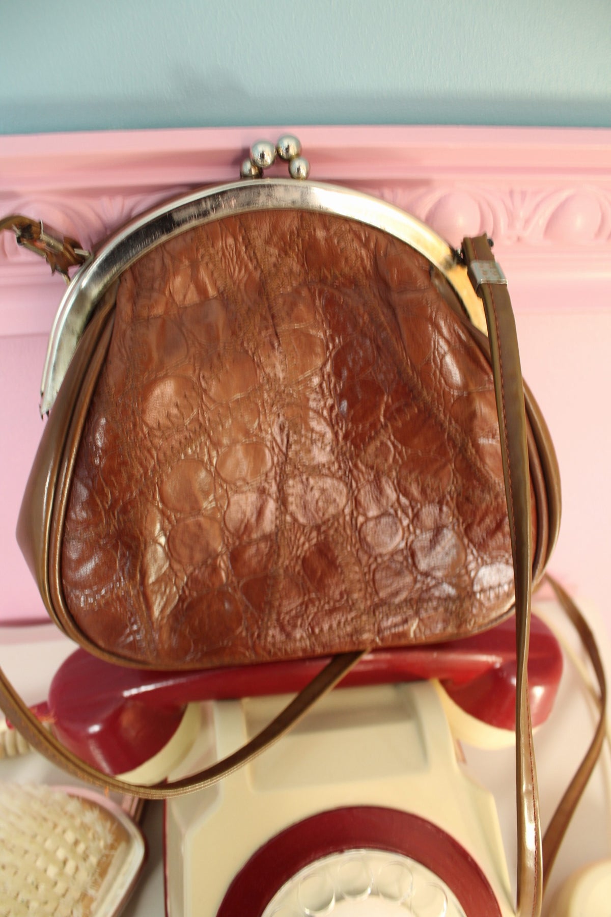 Sac vintage années 70/80 cuir texturé façon croco - fermeture à cadre métallique