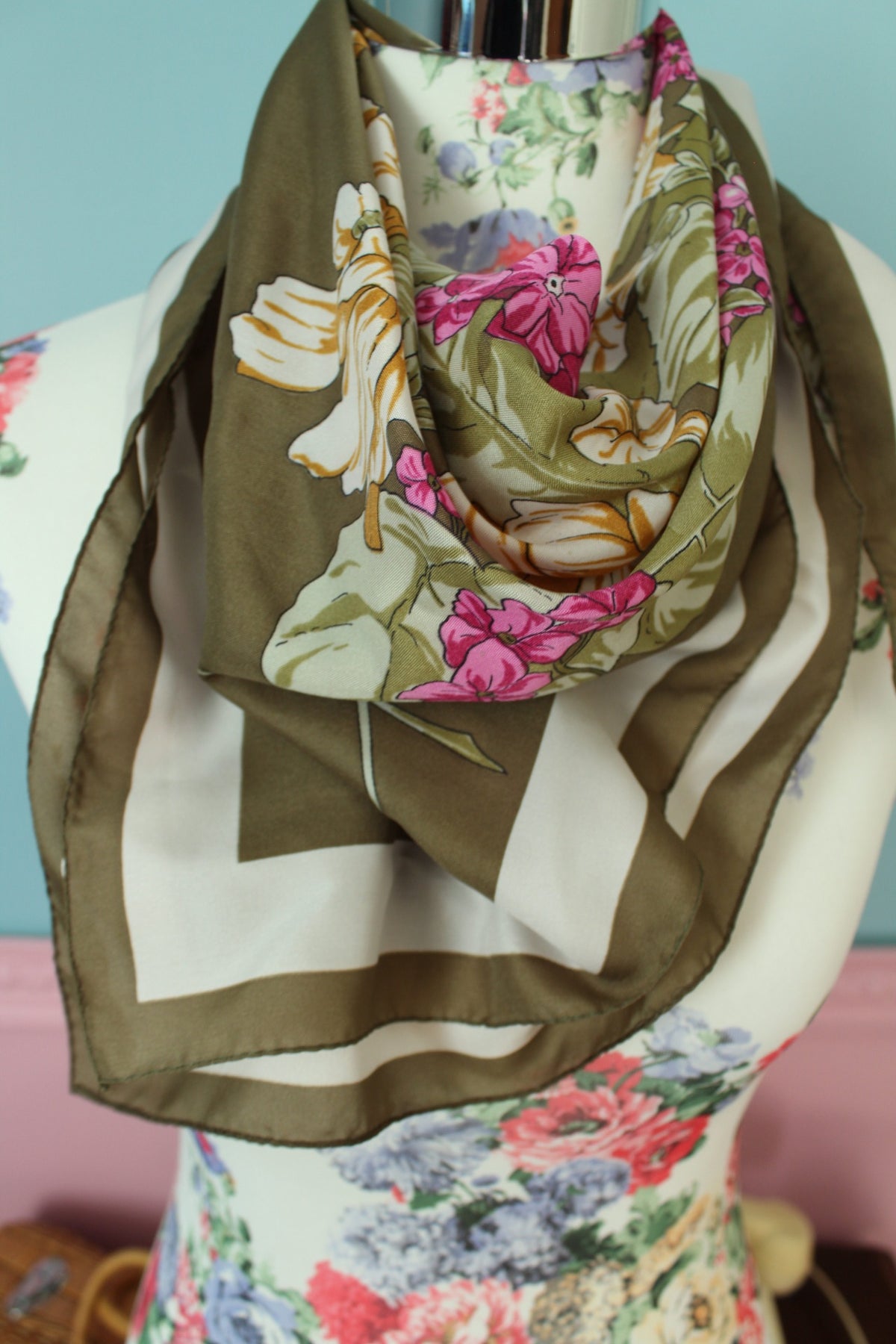 Foulard vintage années 80 kaki fleuri
