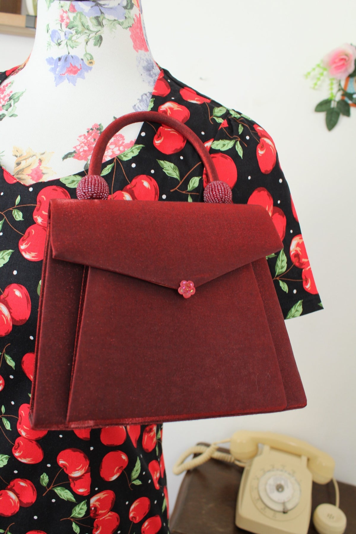 🌸🍒Sac rétro pin-up/rockabilly bordeaux satiné & perles🍒🌸