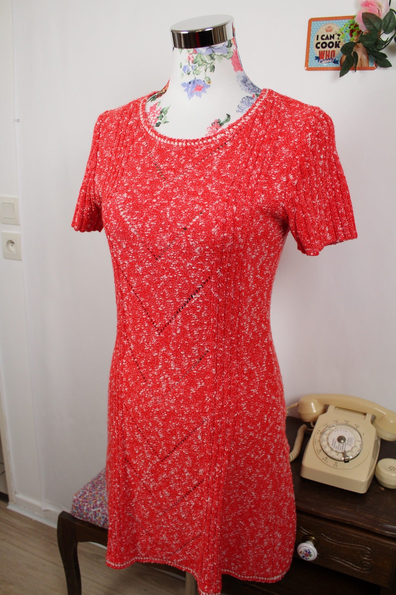 🌸🍒Robe pull vintage rouge 70's - motifs ajourés en V🍒🌸