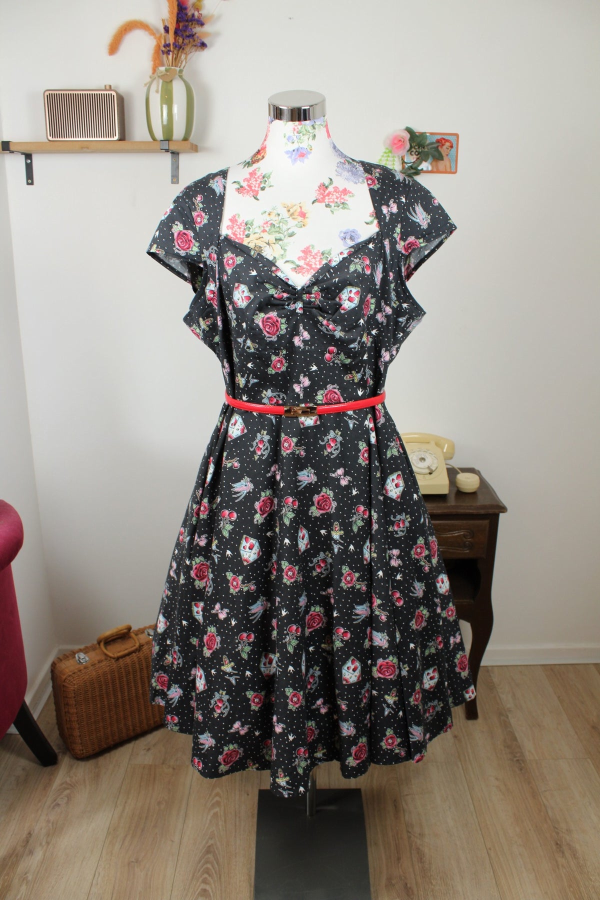 Robe pin-up/rockabilly Hell Bunny - pois, hirondelles & cerises - Taille 48