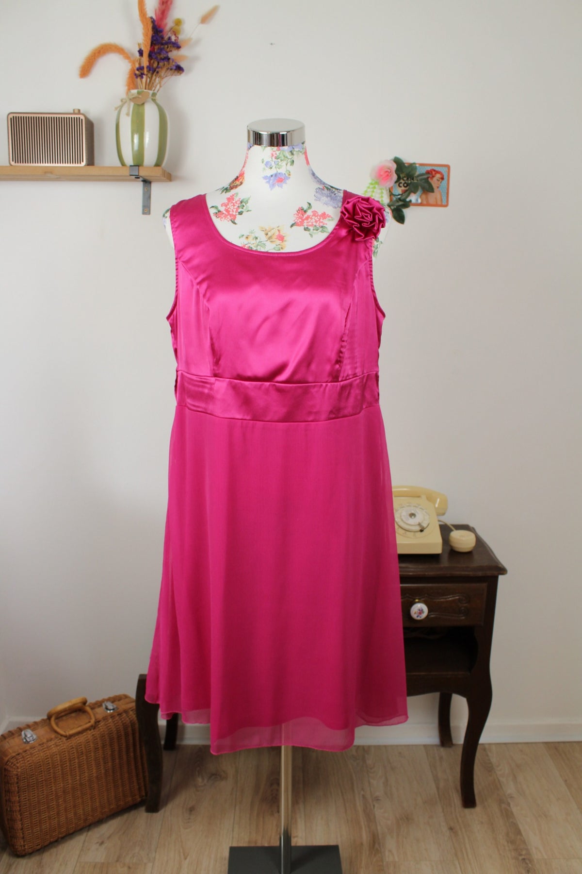 Robe pin-up/rockabilly rose fuchsia intense satiné & fleurs d'épaule - Taille 42/44