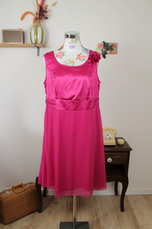 Robe pin-up/rockabilly rose fuchsia intense satiné & fleurs d'épaule - Taille 42/44