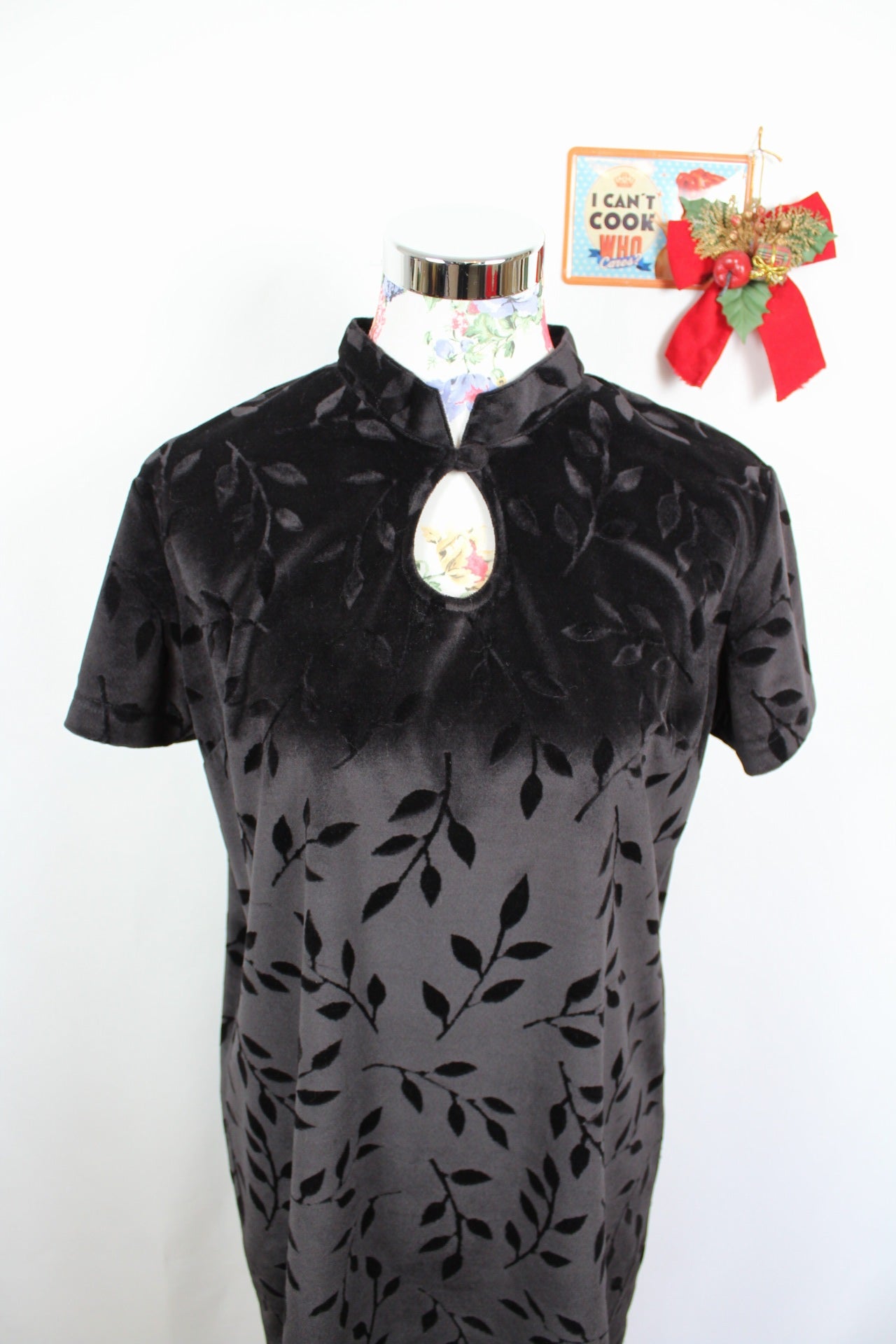 ✨Robe noire vintage années 90 en velours - feuillage en relief✨