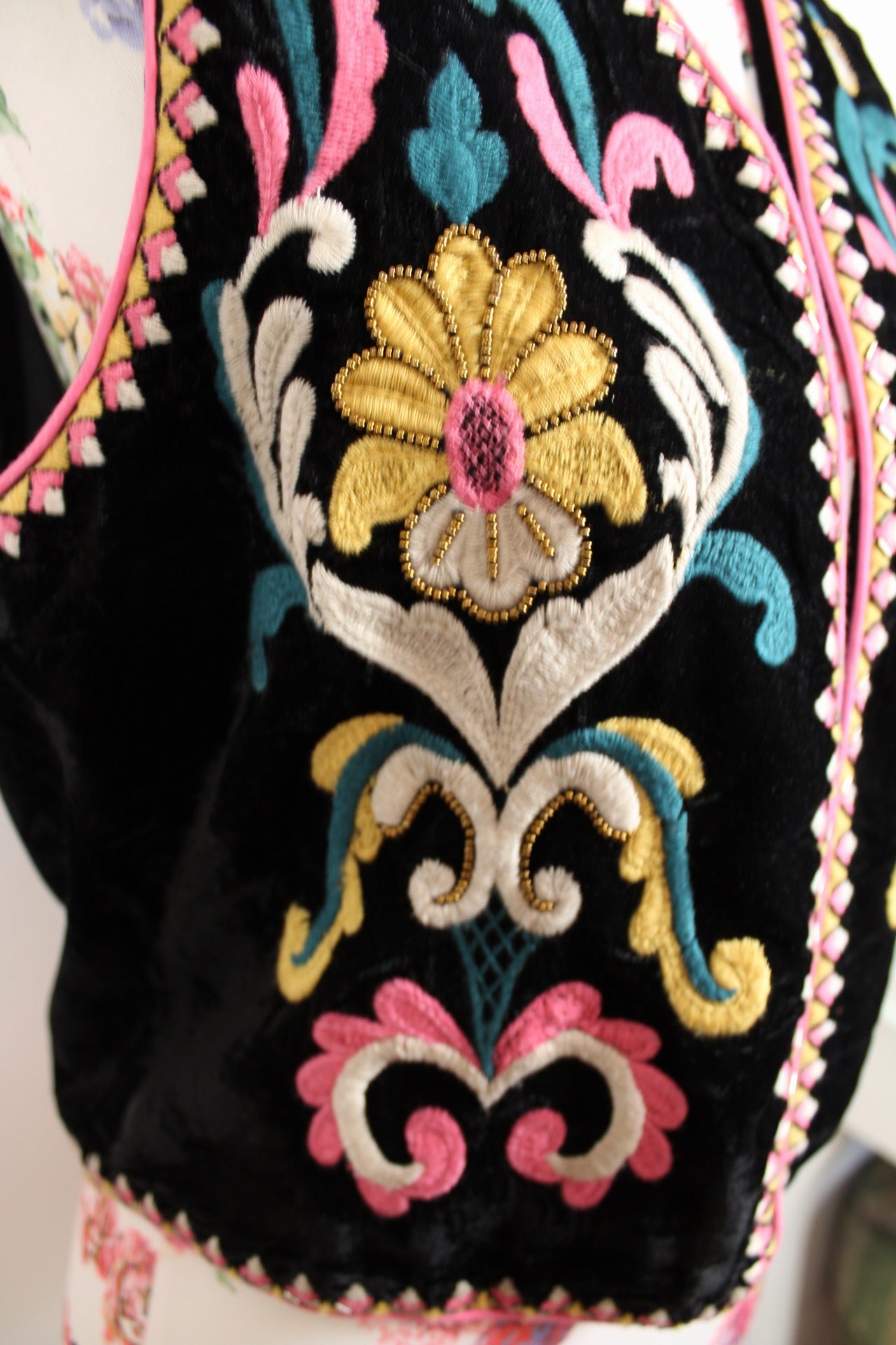 🌸🍒Gilet en velours brodé My Jewellery - pièce bohème chic fleurie 🍒🌸