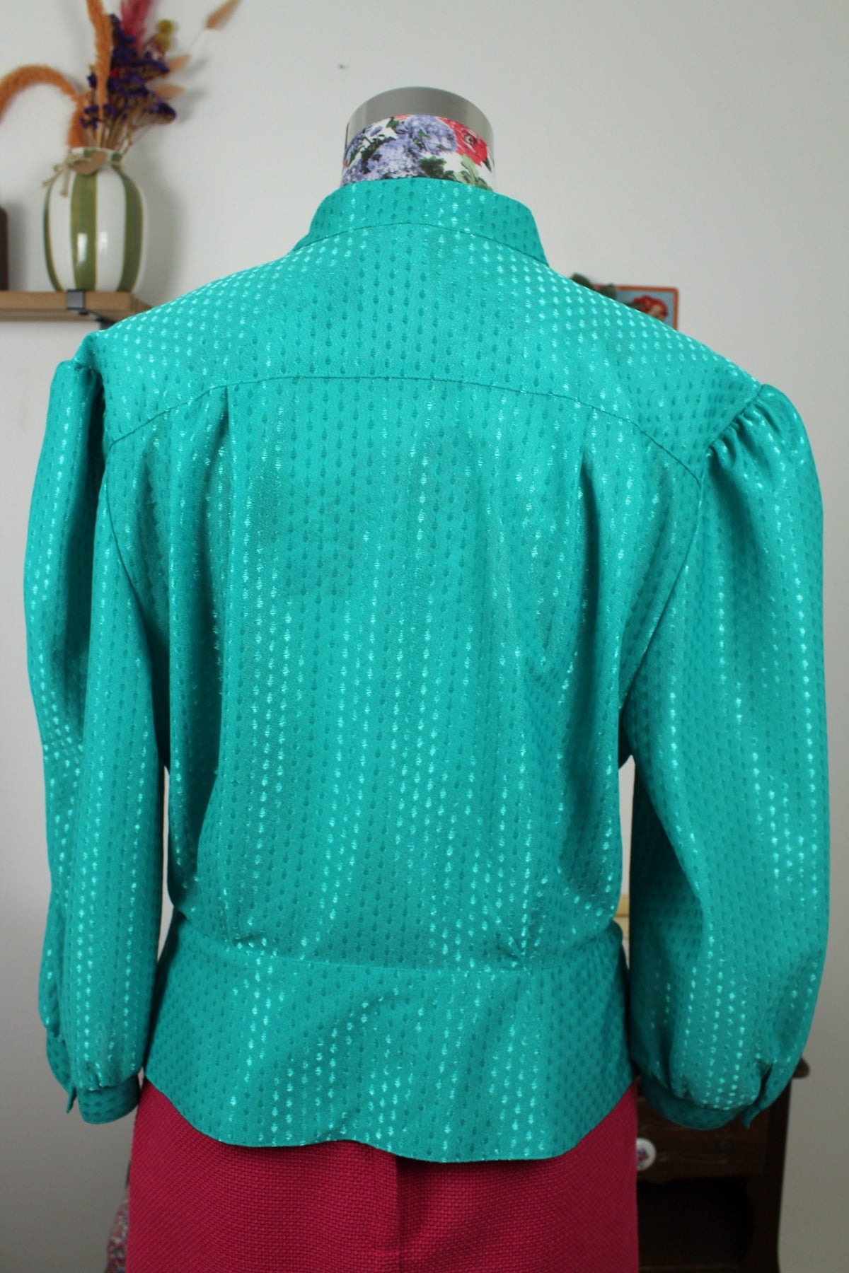 Blouse vintage années 70 turquoise fuseaux satinés et col officier - Taille 38 à 42
