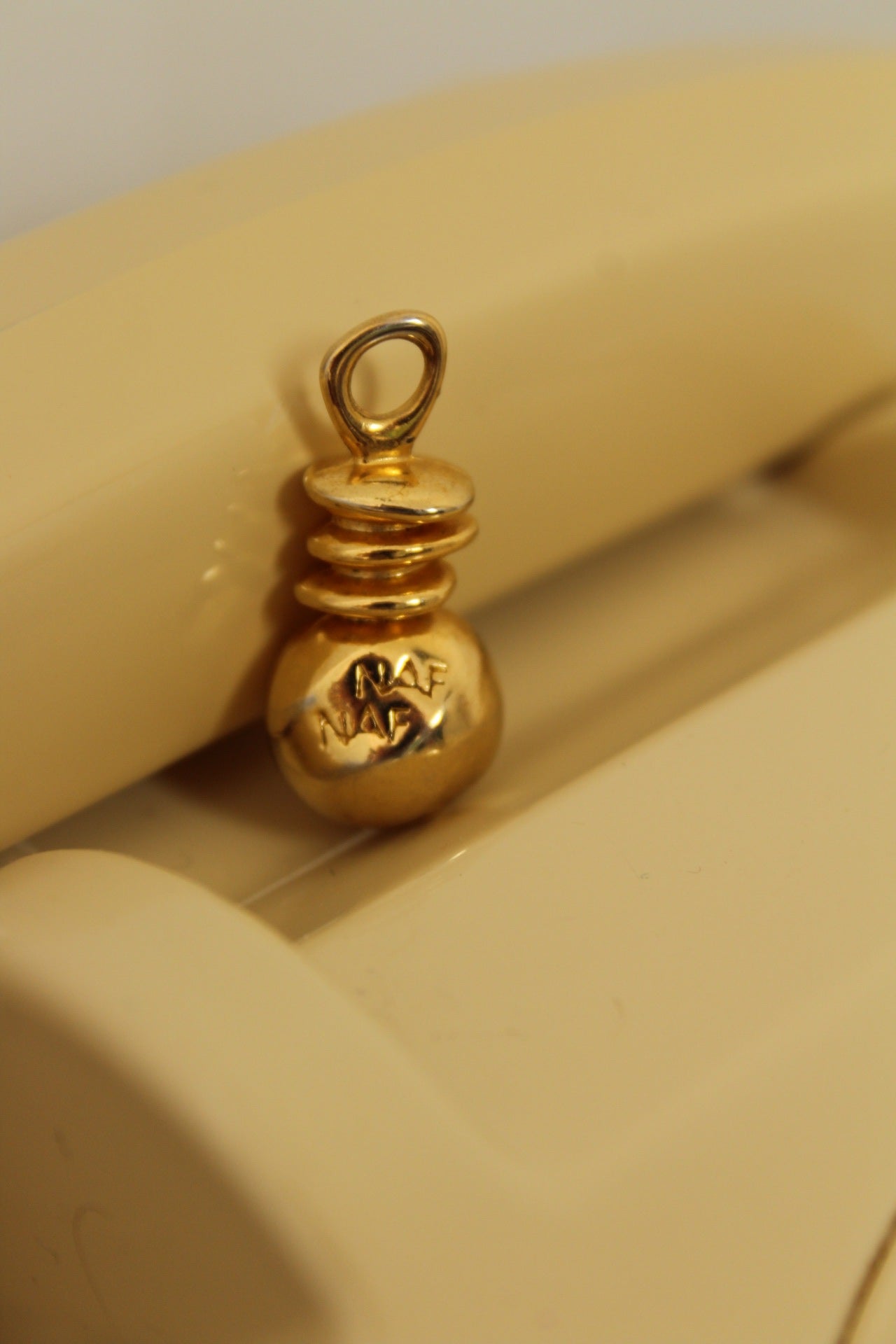 🌸🍒Pendentif vintage Naf Naf années 80/90 - métal doré brillant - parfum de luxe🍒🌸