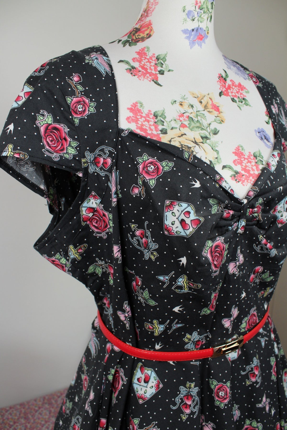 Robe pin-up/rockabilly Hell Bunny - pois, hirondelles & cerises - Taille 48