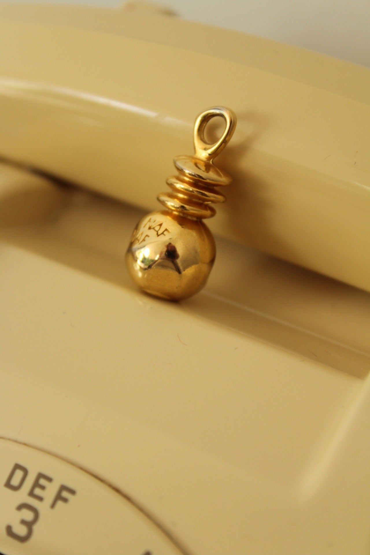 🌸🍒Pendentif vintage Naf Naf années 80/90 - métal doré brillant - parfum de luxe🍒🌸