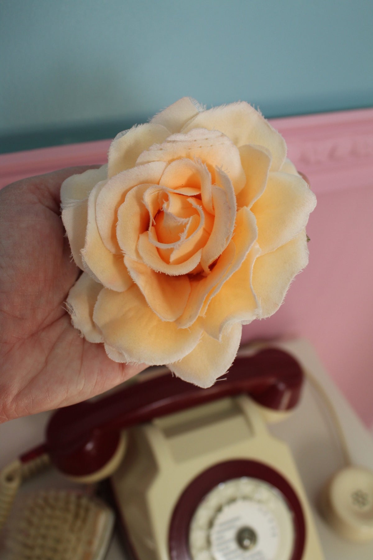 Broche/pince cheveux rétro rose beige style pin-up/rockabilly