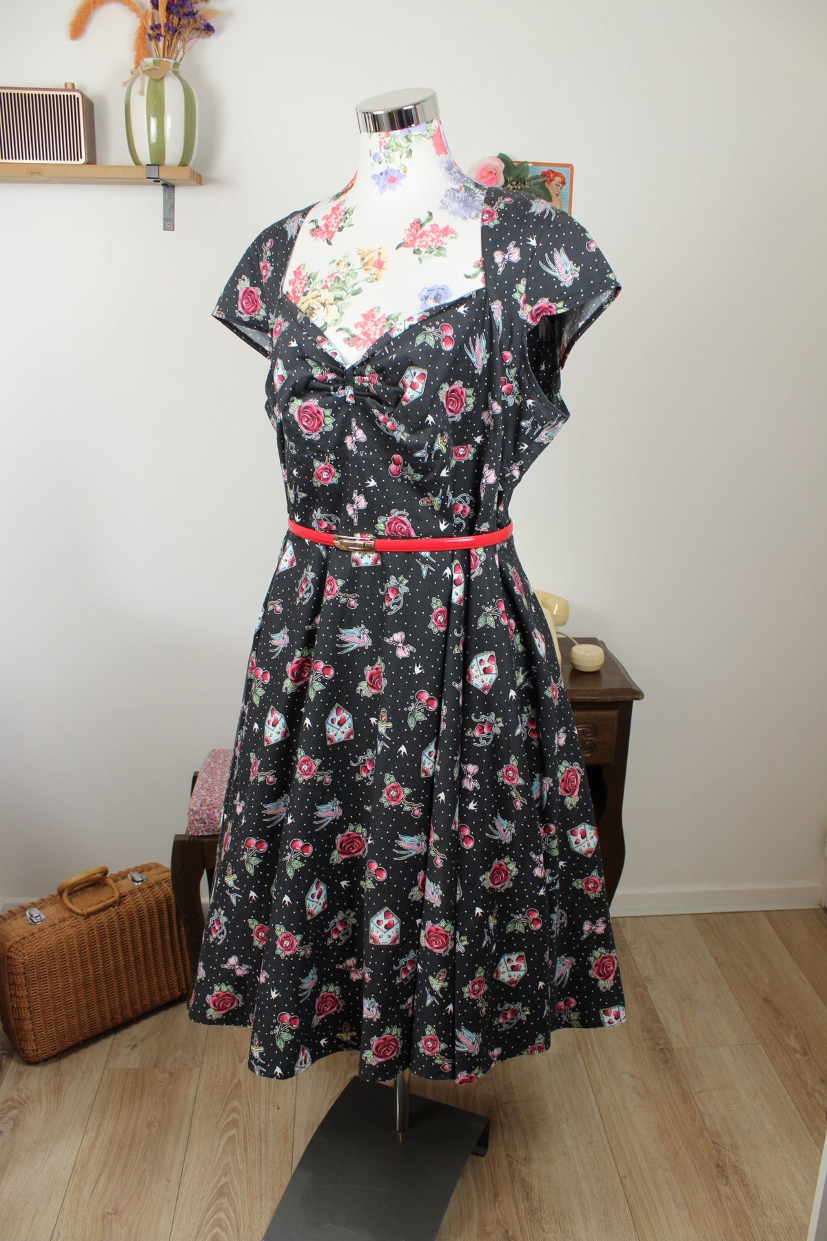 Robe pin-up/rockabilly Hell Bunny - pois, hirondelles & cerises - Taille 48