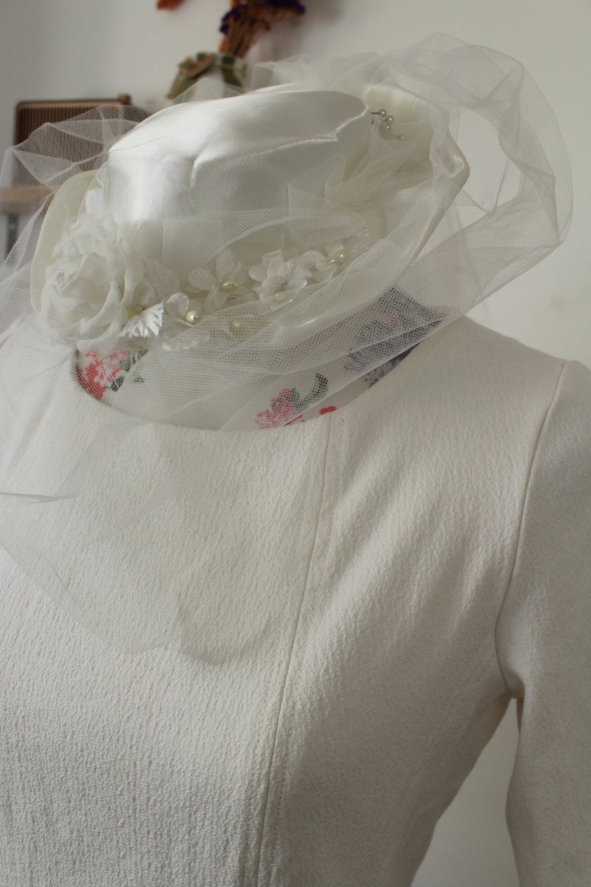 🌸🍒Chapeau/coiffe blanche vintage années 60/70 - tulle, satin & fleurs🍒🌸