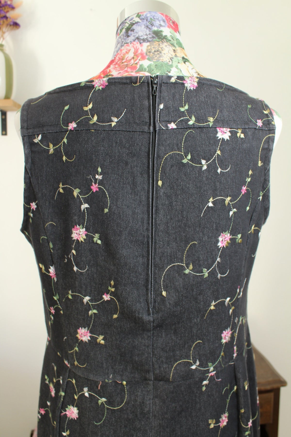 Robe en jean vintage années 90 - gris foncé brodée de fleurs - Taille 40
