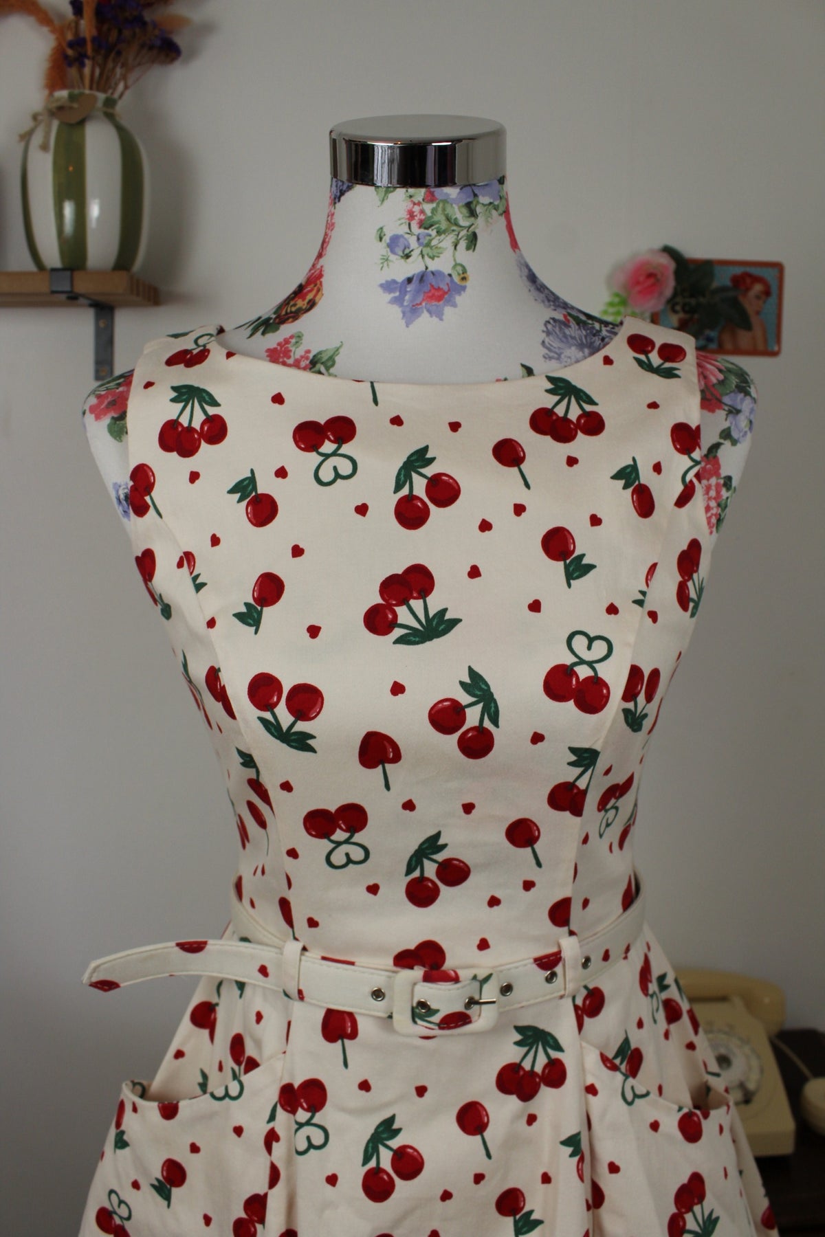 Robe pin-up/rockabilly Collectif crème motif cerises - Taille 34/36