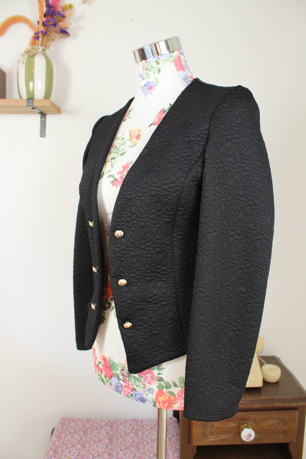 Cardigan noir style officier - roses en relief & boutons dorés - Taille 36