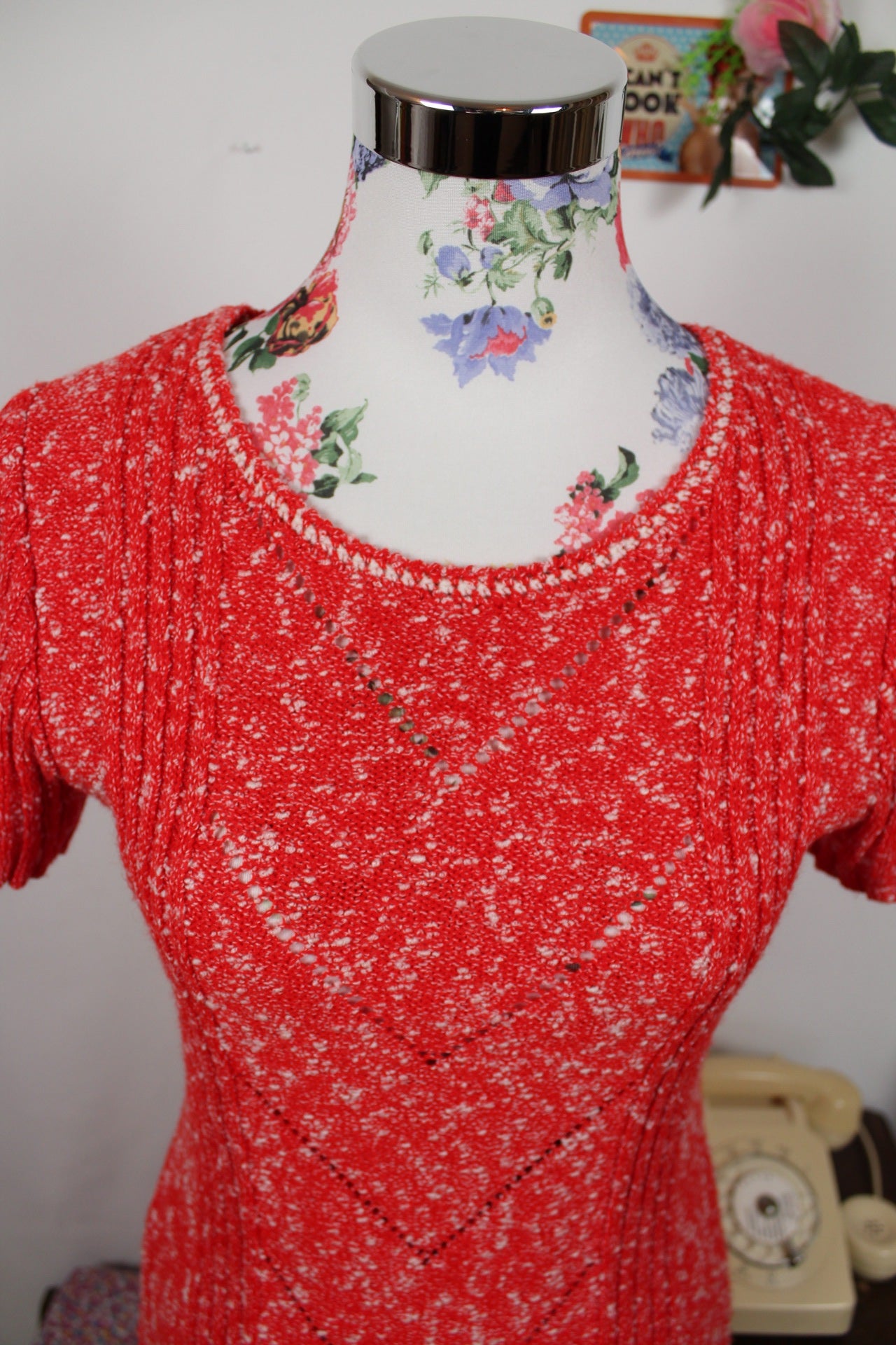 🌸🍒Robe pull vintage rouge 70's - motifs ajourés en V🍒🌸
