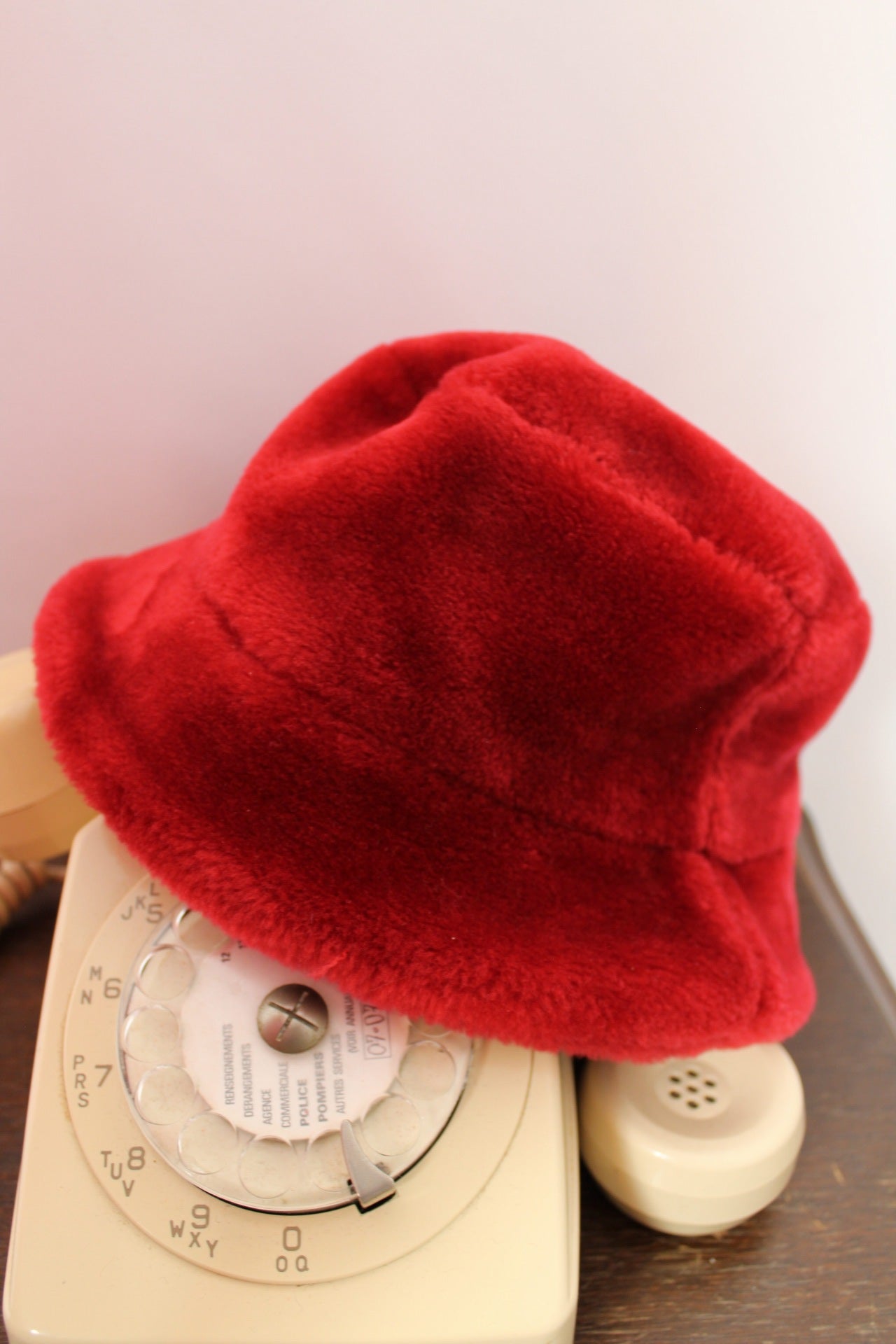 🌸🍒 Chapeau d'hiver vintage rouge 90's en fausse fourrure - Taille 54🍒🌸