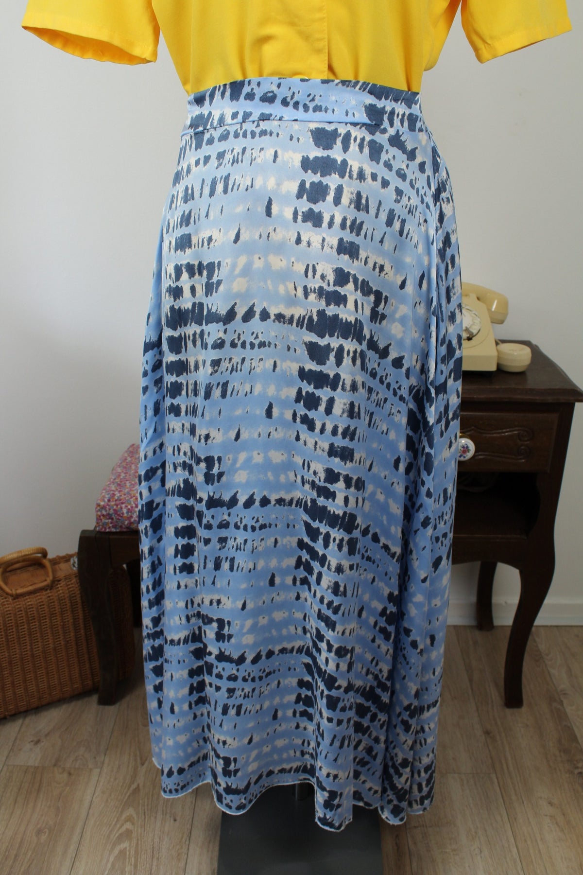 Jupe longue vintage années 90 Made in Italy bleu satiné motif tie & dye – Taille 36/38