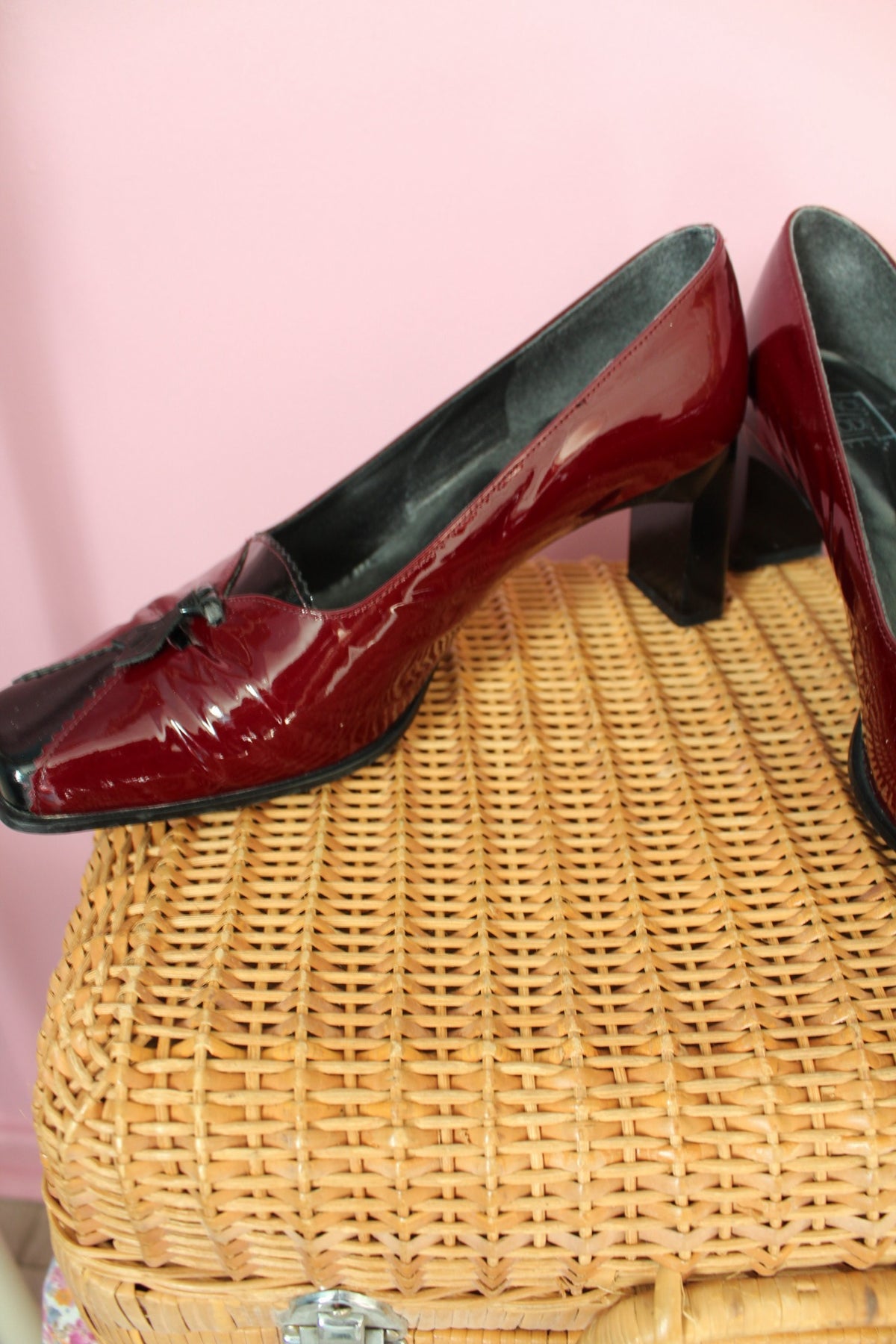 Escarpins vintage années 70 en cuir bordeaux verni & petites cravates - pointure 37