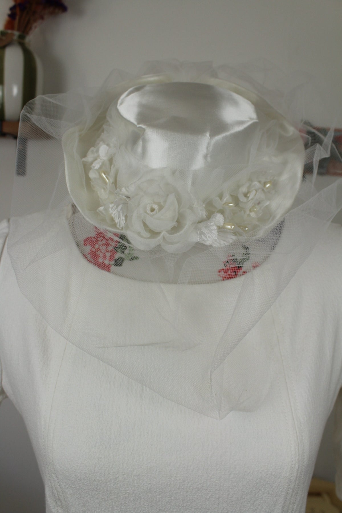 🌸🍒Chapeau/coiffe blanche vintage années 60/70 - tulle, satin & fleurs🍒🌸