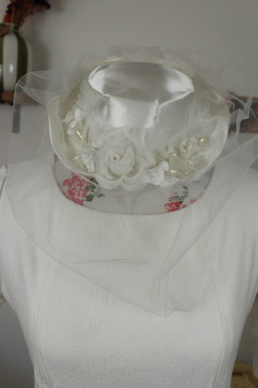 🌸🍒Chapeau/coiffe blanche vintage années 60/70 - tulle, satin & fleurs🍒🌸