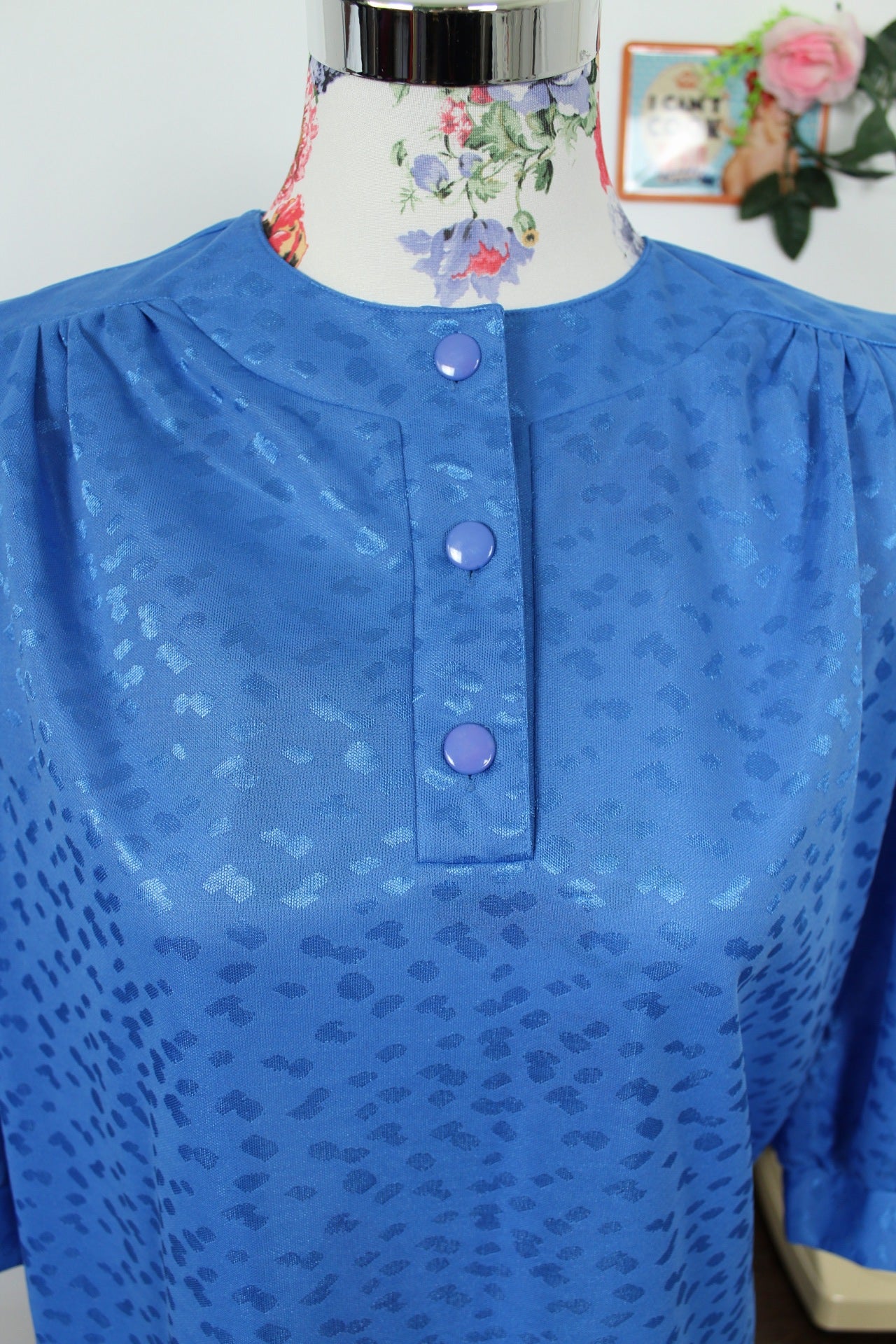 🌸🍒Blouse vintage 80's bleu vif - motifs satinés léopard - Taille 40 à 44🍒🌸