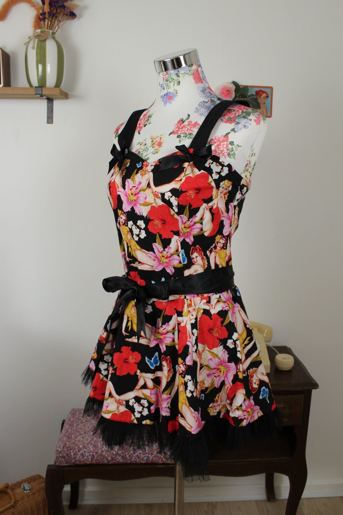 Robe pin-up/rockabilly Hell Bunny motif lys roses & pin-up - Taille 36 petit 38