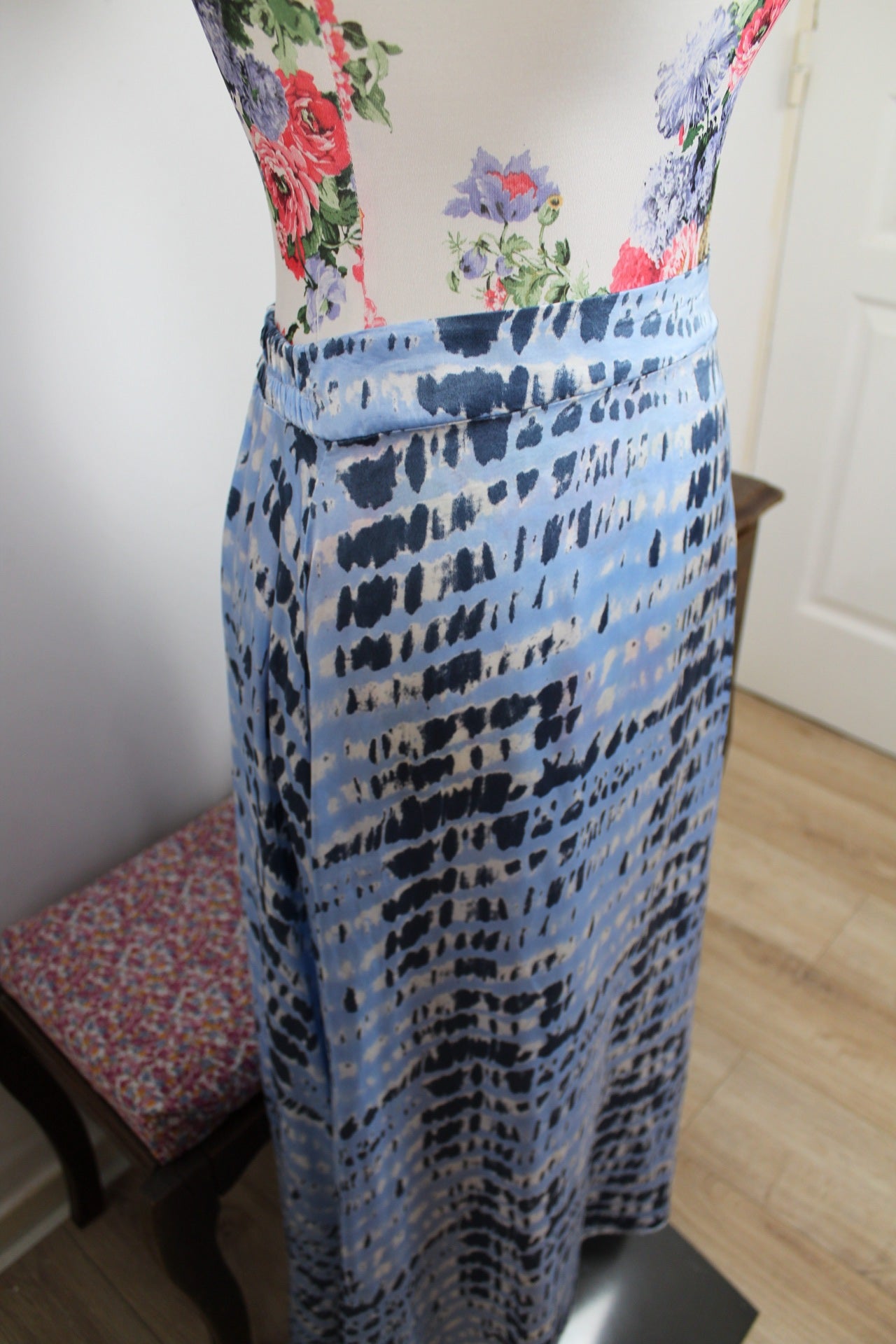 🍒🌸Jupe longue vintage 90's Made in Italy bleu satiné motifs tie & dye – Taille 36/38🌸🍒