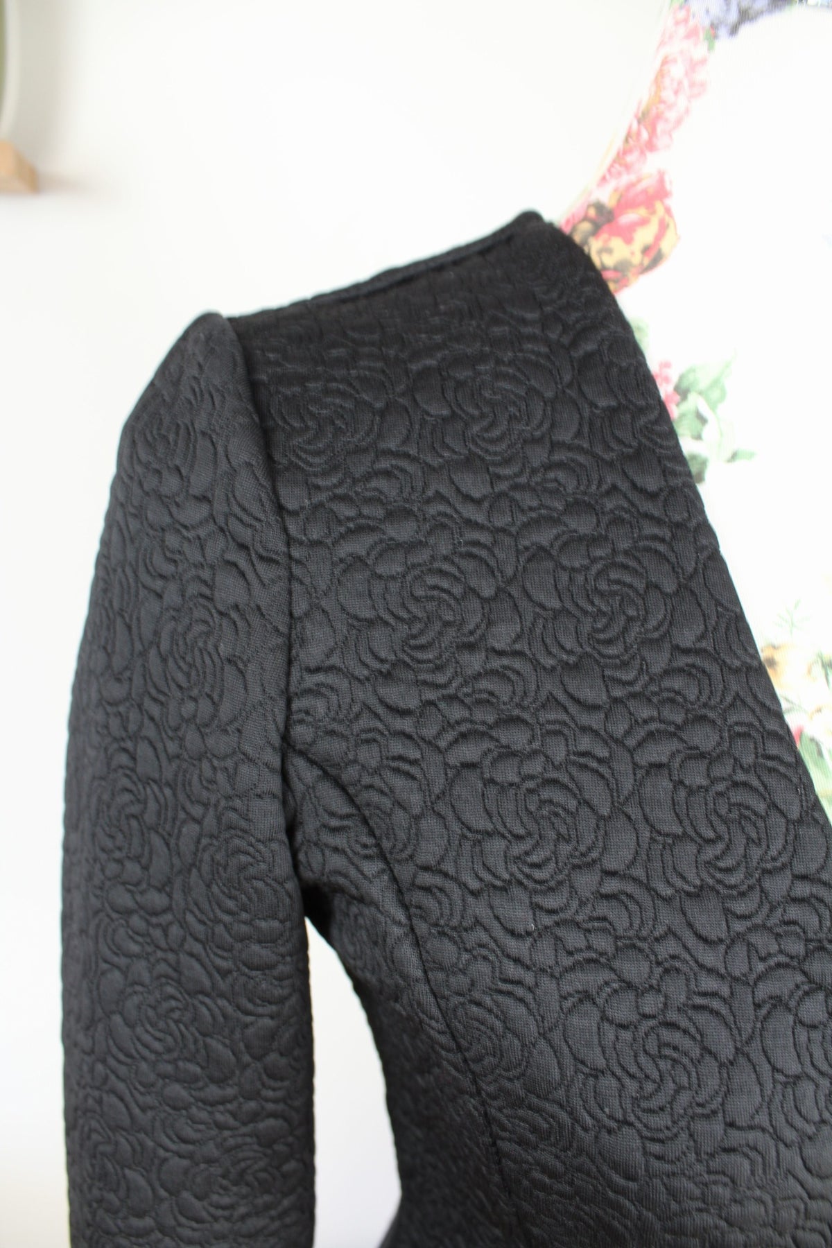Cardigan noir style officier - roses en relief & boutons dorés - Taille 36