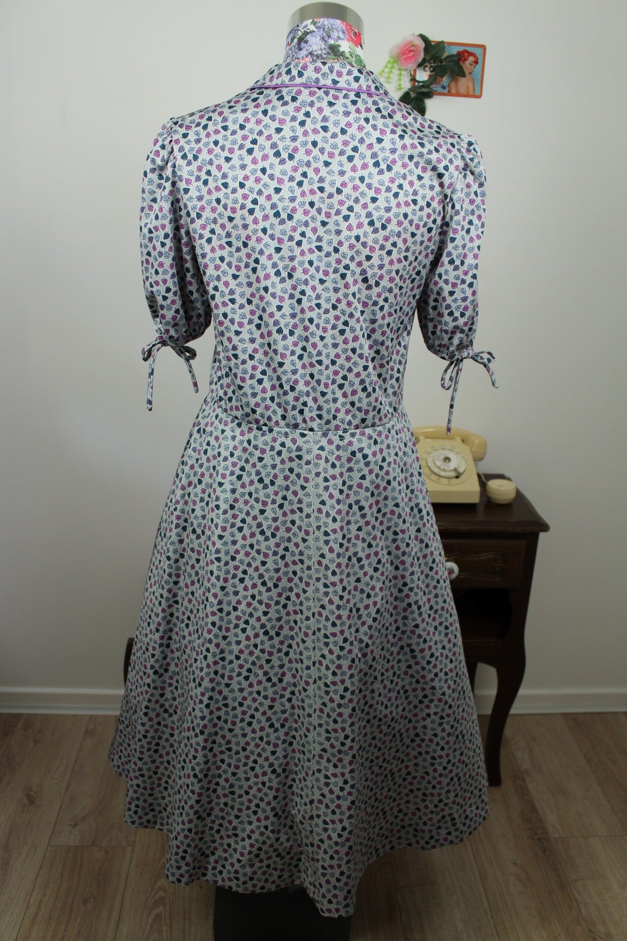 🌸🍒Robe vintage 70's pin-up/rockabilly bleu ciel imprimé de petites feuilles - silhouette romantique - Taille 38🍒🌸