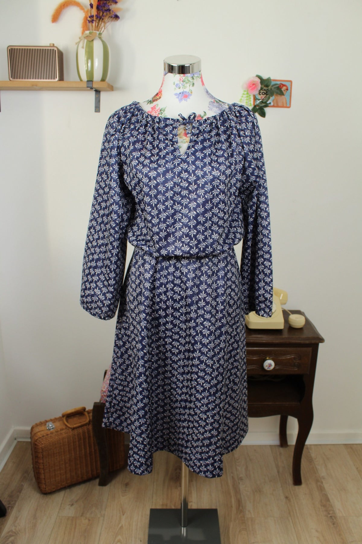 Robe vintage années 70/80 romantique bohème - bleu marine, feuilles & manches larges - Taille 40/42