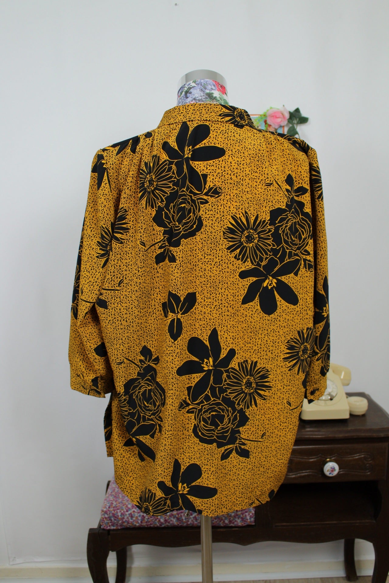 🌸🍒Chemise souple noire vintage 80/90's jaune moutarde à fleurs noires - Taille 46/48🍒🌸
