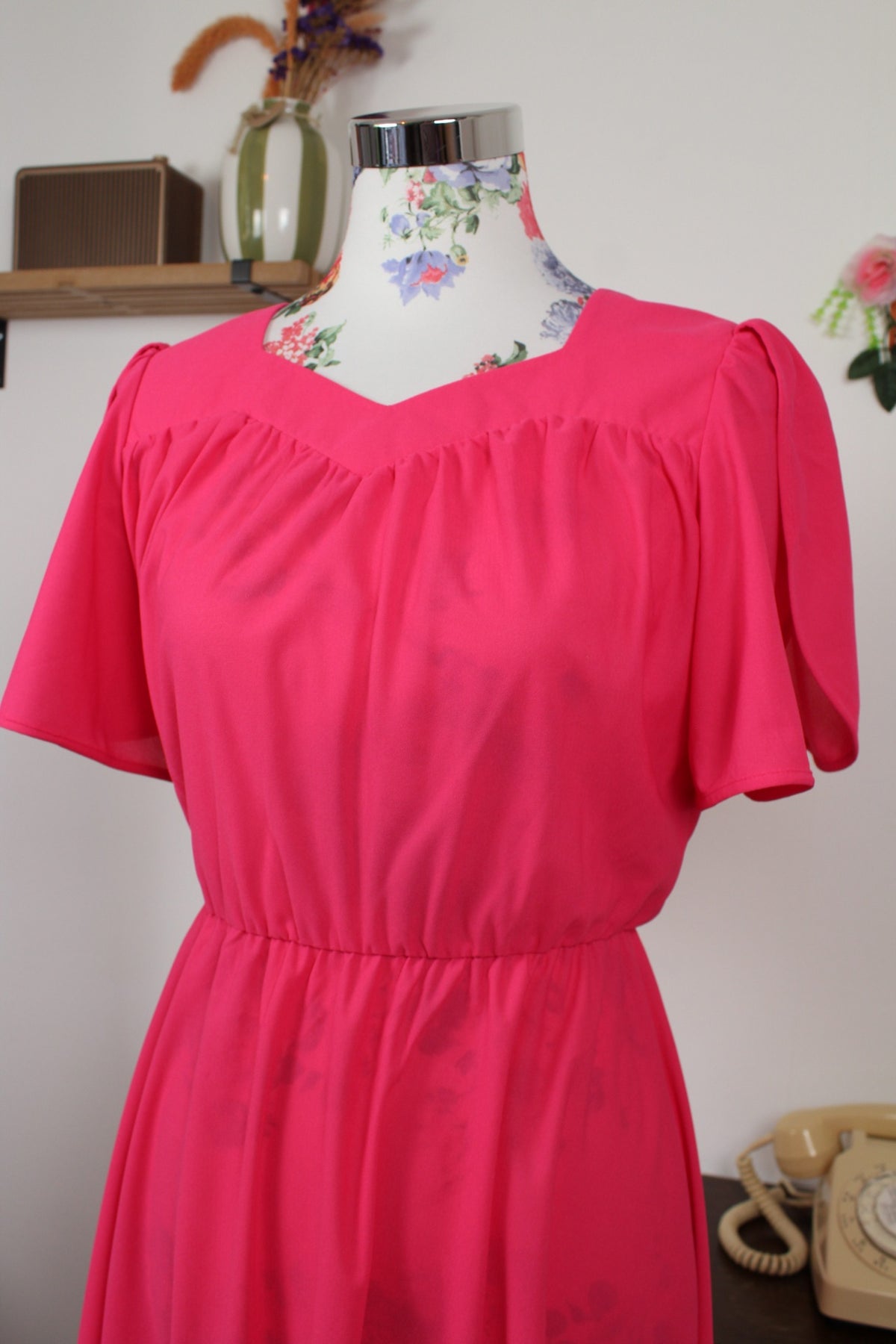 Robe vintage années 80 fuchsia flashy & manches retombantes fendues - Taille 36/38