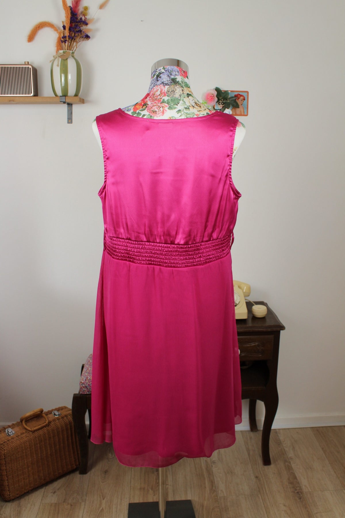 Robe pin-up/rockabilly rose fuchsia intense satiné & fleurs d'épaule - Taille 42/44
