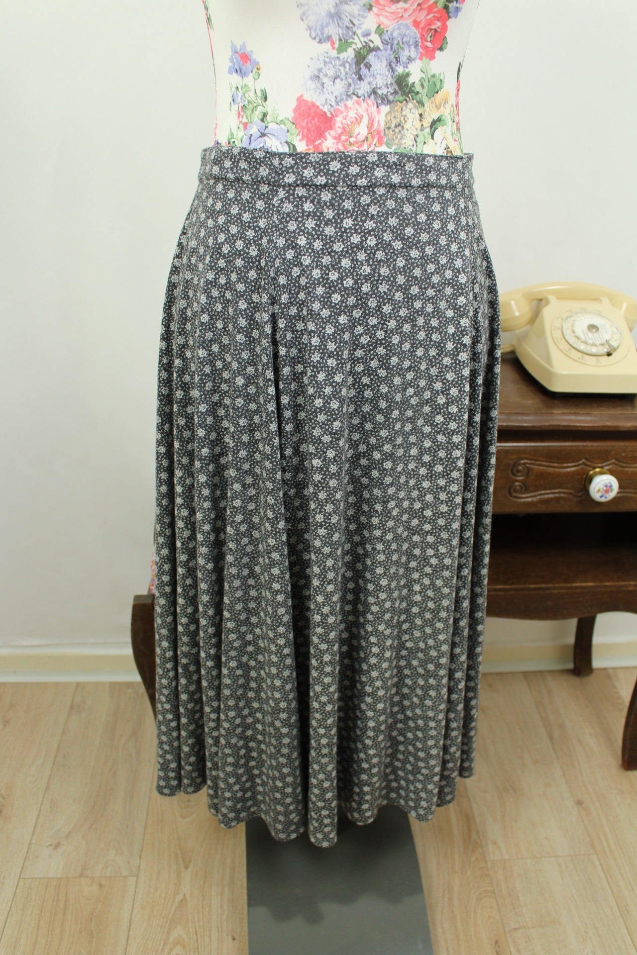 🌸🍒Jupe midi grise vintage 90's en coton - imprimée de petites roses - belle ampleur - Taille 38🍒🌸