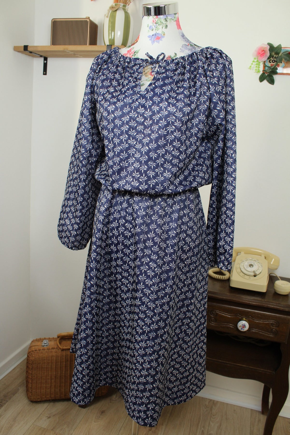 Robe vintage années 70/80 romantique bohème - bleu marine, feuilles & manches larges - Taille 40/42