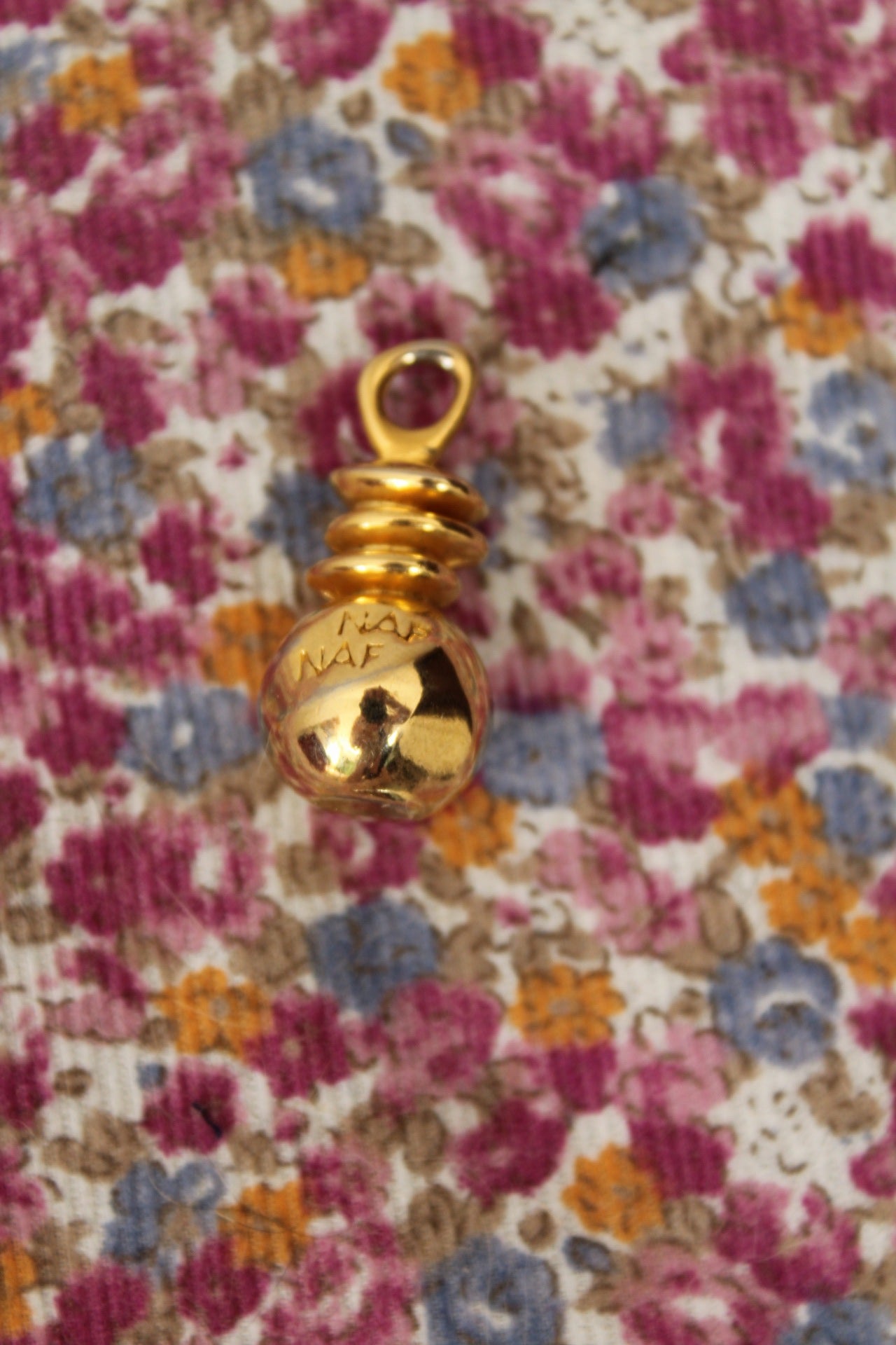 🌸🍒Pendentif vintage Naf Naf années 80/90 - métal doré brillant - parfum de luxe🍒🌸