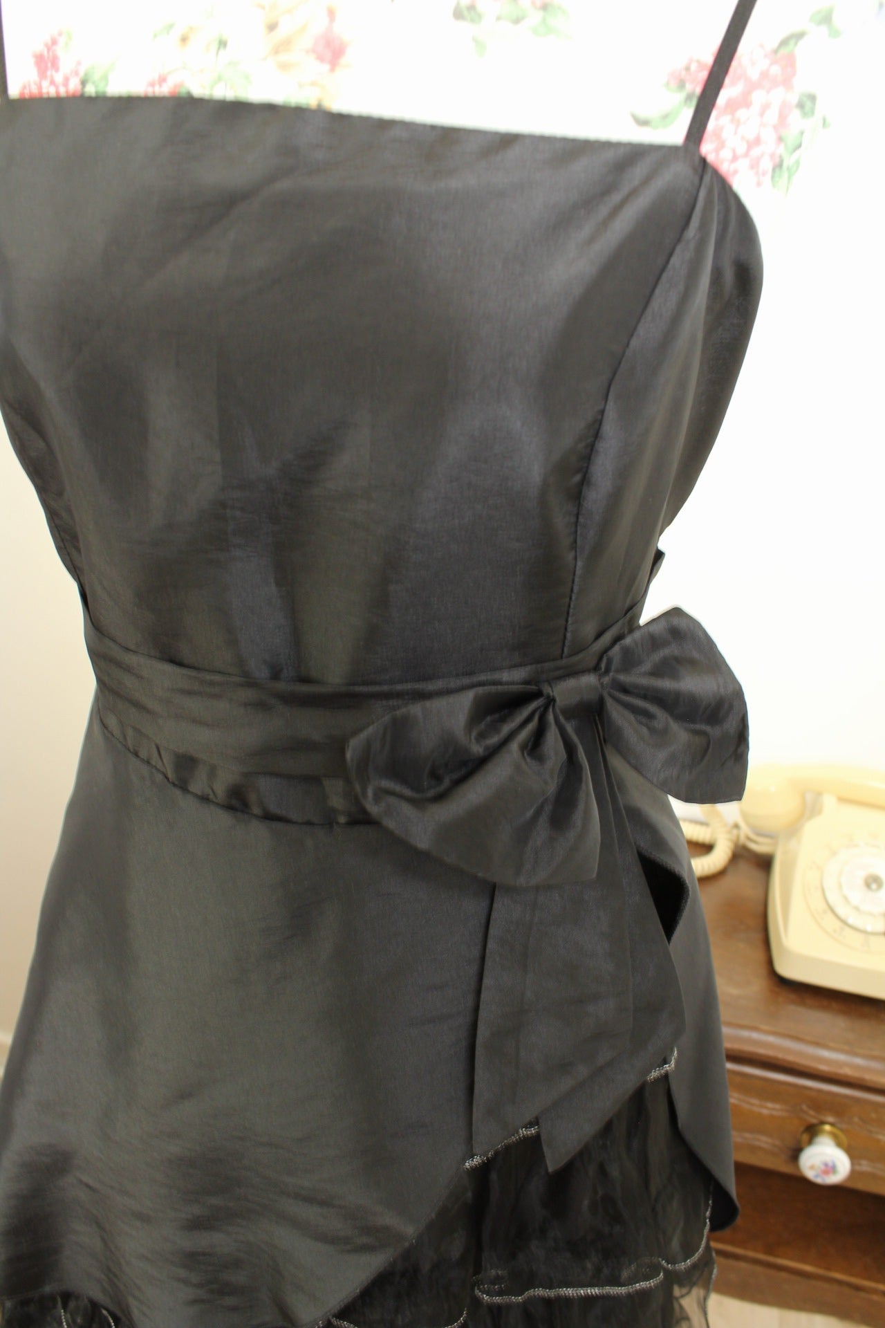 🌸🍒Robe noire satinée dark romance - nœud & jupon intégré - Taille 38/40🍒🌸