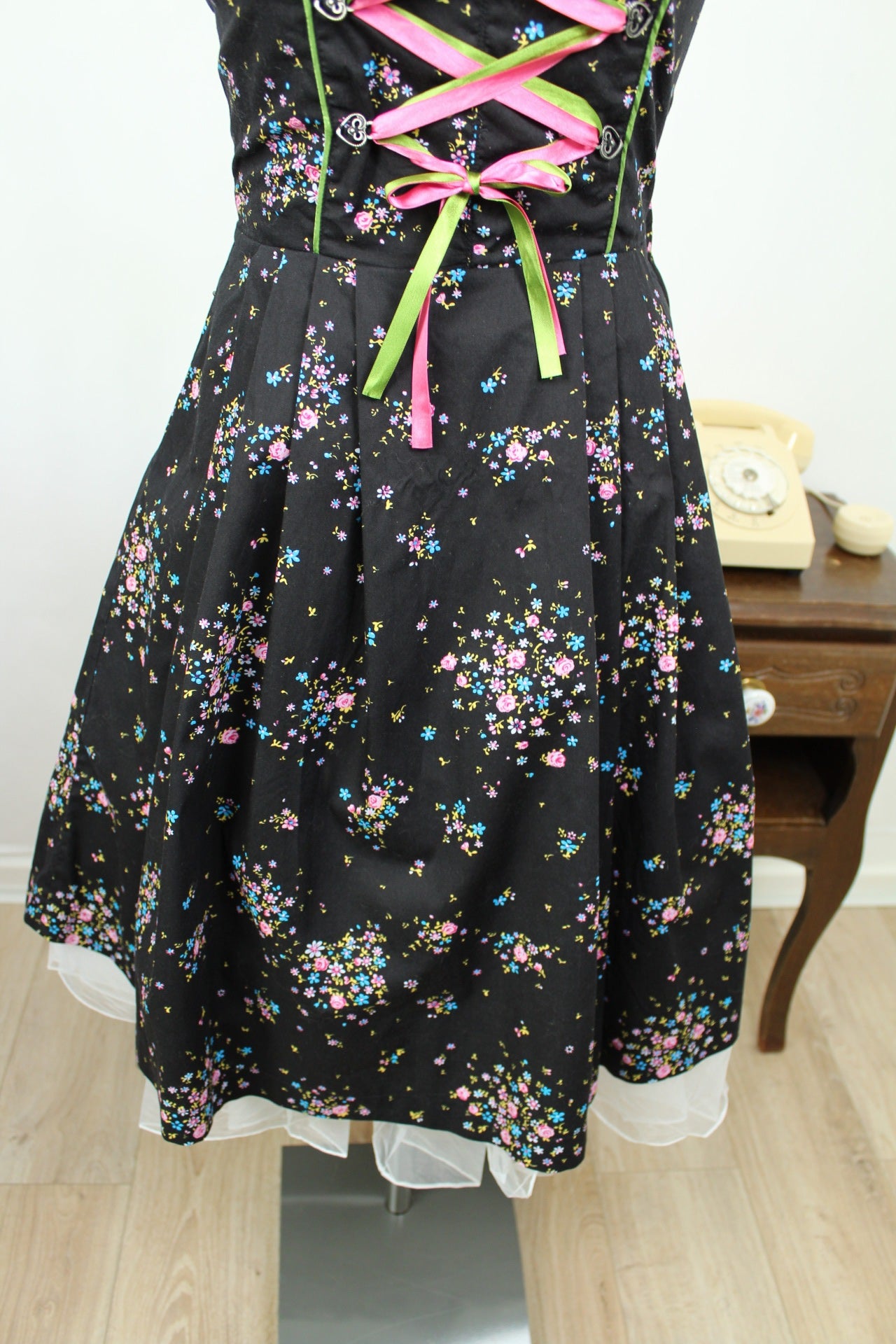🌸🍒Dirndl bavarois moderne fleuri & laçage flashy - Taille 34🍒🌸