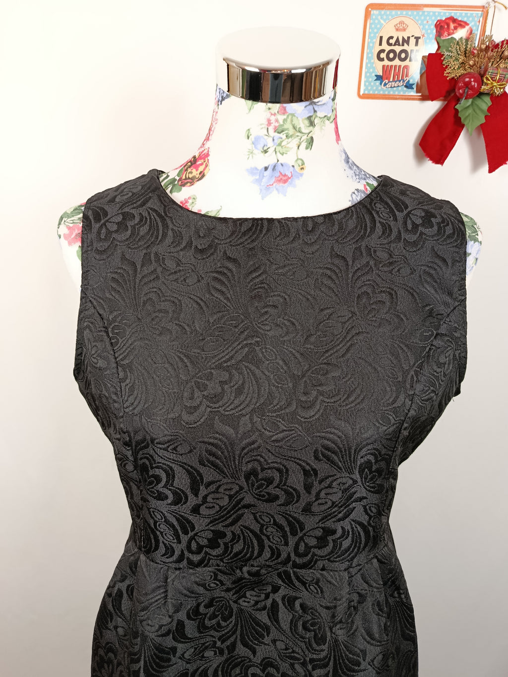 ✨Robe noire vintage 80/90s satinée - motifs fleuris baroques en relief✨