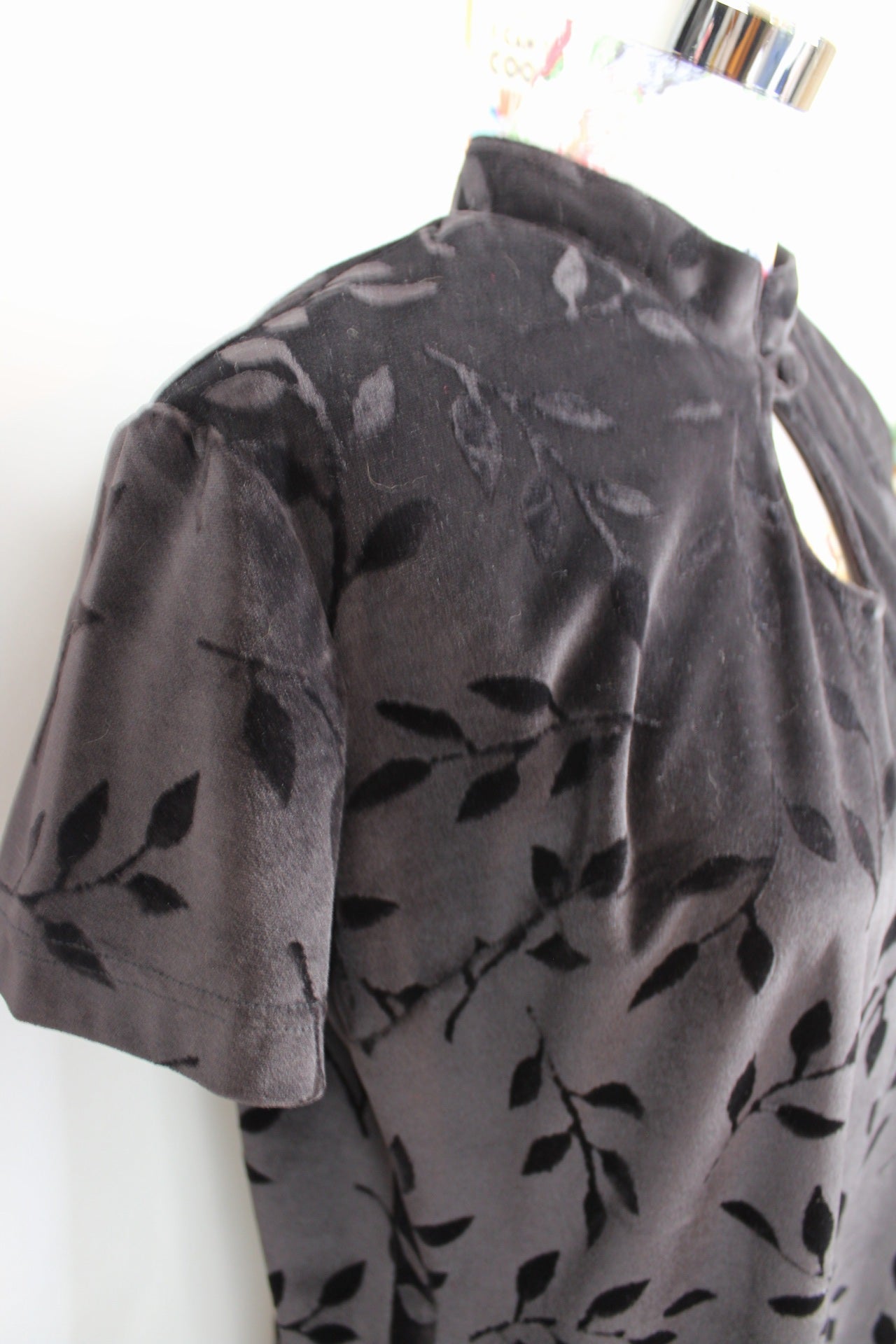 ✨Robe noire vintage années 90 en velours - feuillage en relief✨