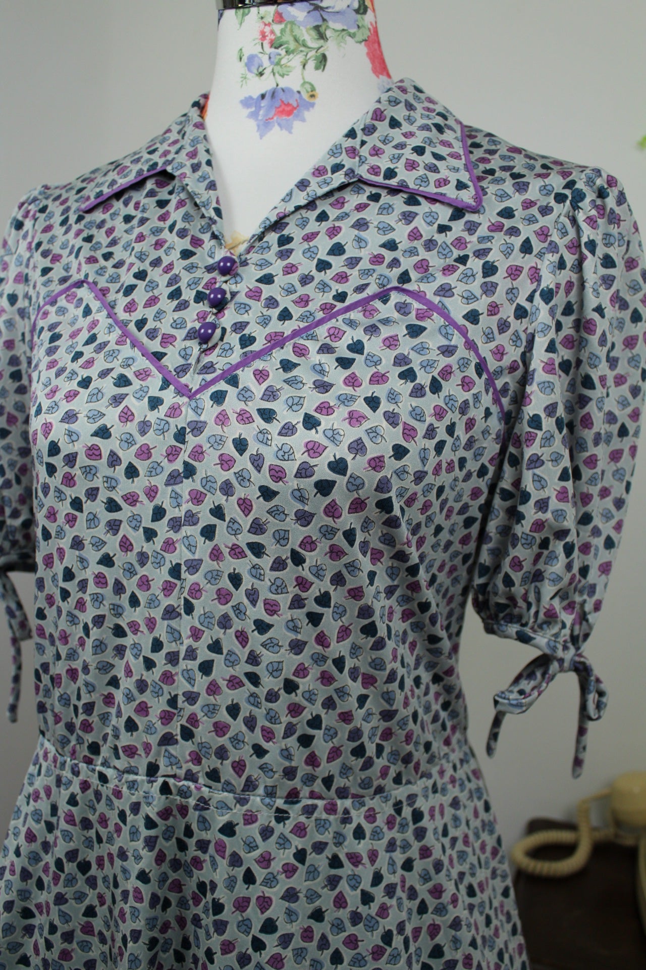 🌸🍒Robe vintage 70's pin-up/rockabilly bleu ciel imprimé de petites feuilles - silhouette romantique - Taille 38🍒🌸