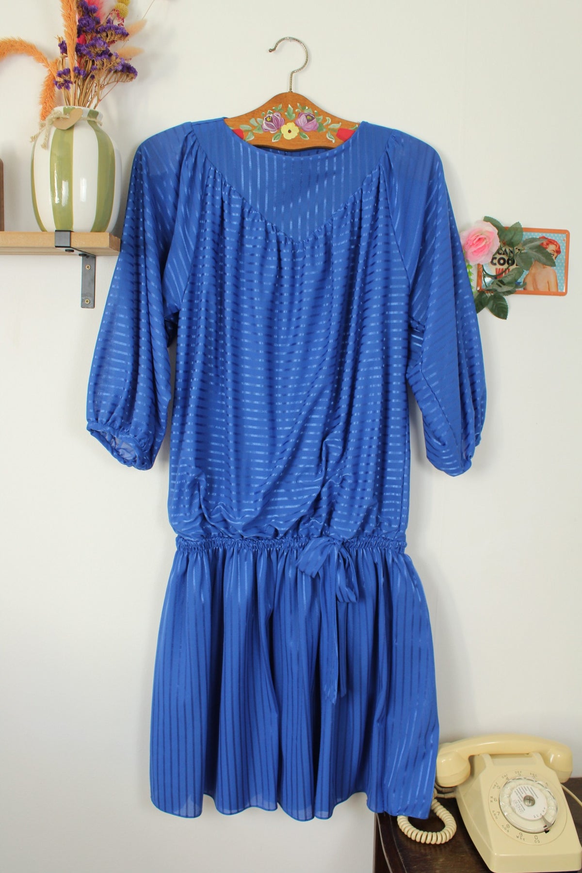 Robe vintage années 70/80 bleu lumineux fluide à bandes satinées - Taille 40 à 44