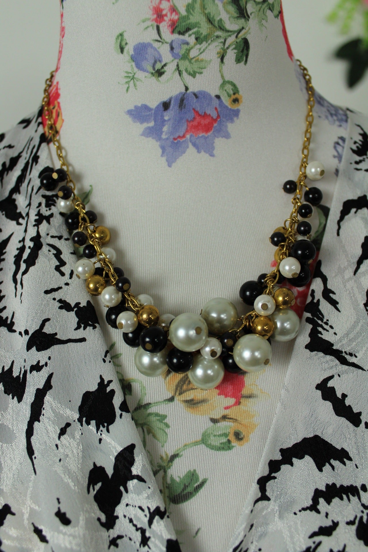🌸🍒Collier vintage 80/90's chaîne dorée avec grappe de perles🍒🌸