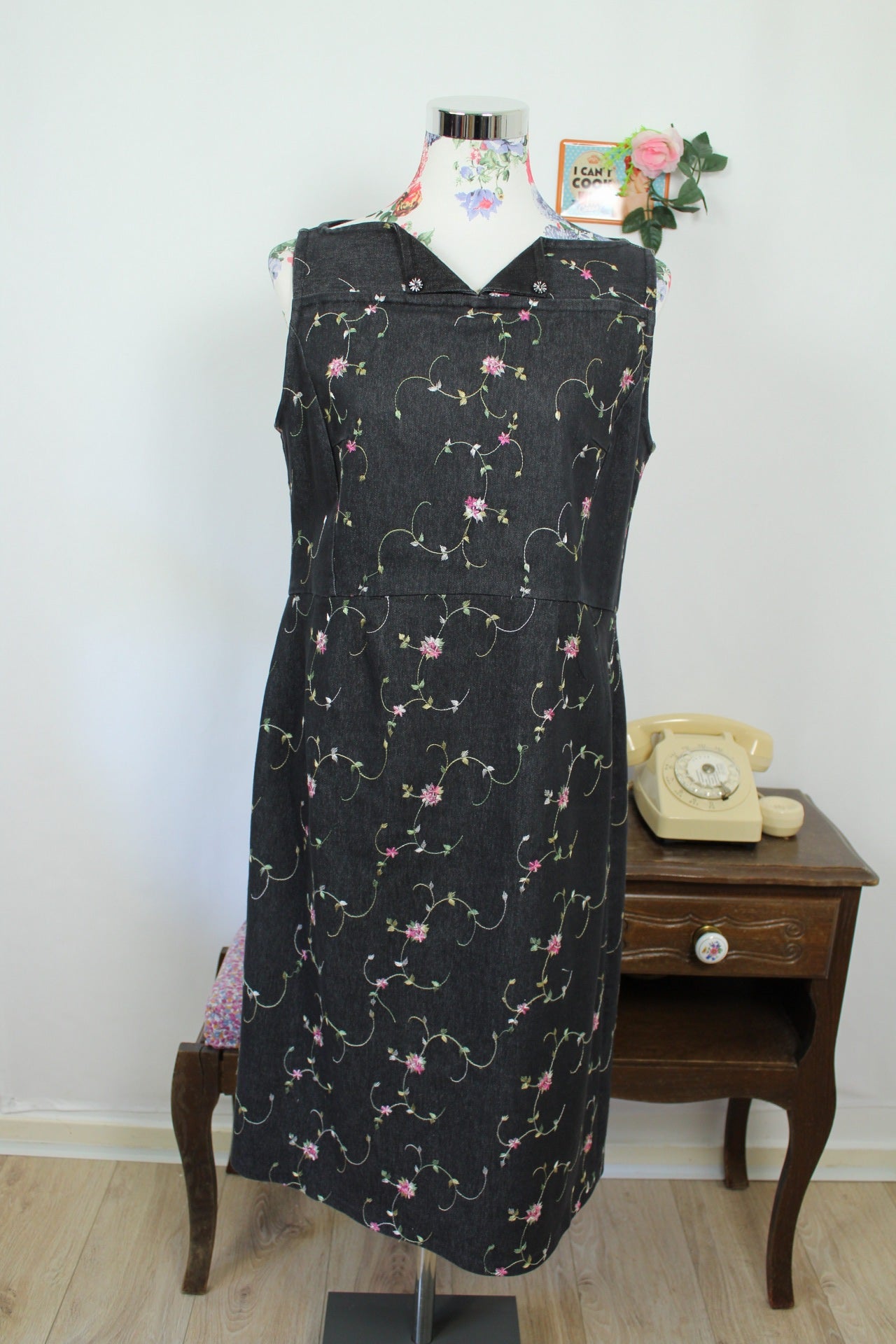 🌸🍒Robe en jean vintage 90's - gris foncé brodée de fleurs - Taille 40🍒🌸