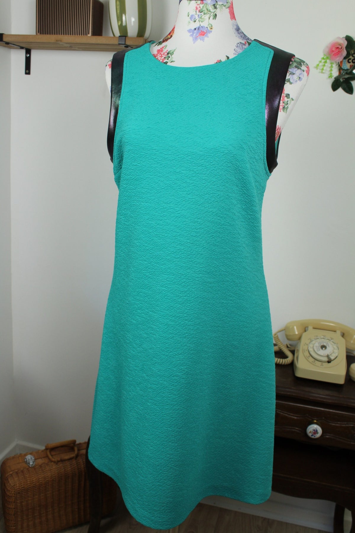 Robe Cop Copine vert bleuté texturé & bandes d'épaules lumineuses arc-en-ciel - Taille 38