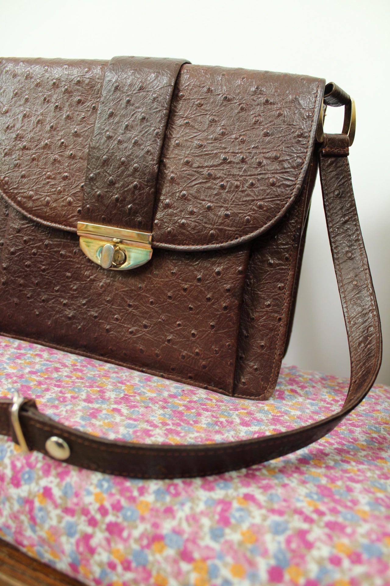 🌸🍒Sac vintage 70/80's cuir texturé imitation autruche & fermoir doré🍒🌸