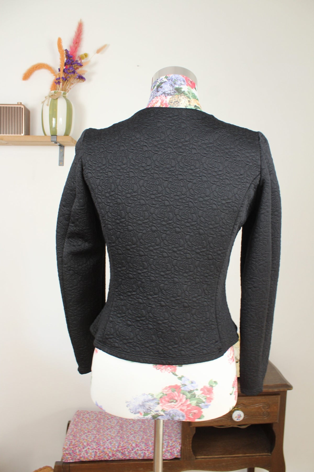 Cardigan noir style officier - roses en relief & boutons dorés - Taille 36