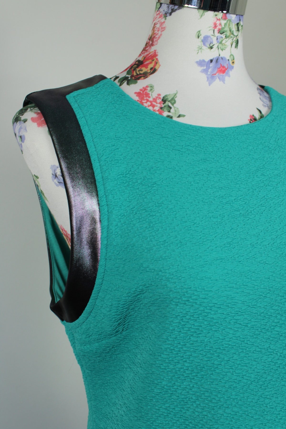 Robe Cop Copine vert bleuté texturé & bandes d'épaules lumineuses arc-en-ciel - Taille 38