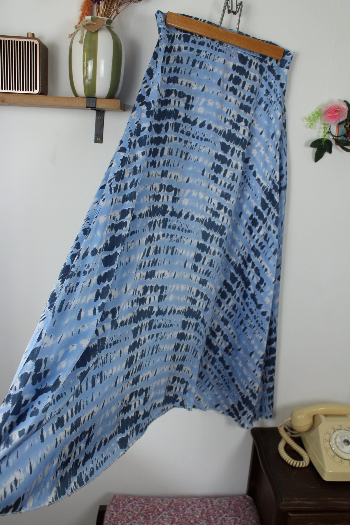 Jupe longue vintage années 90 Made in Italy bleu satiné motif tie & dye – Taille 36/38
